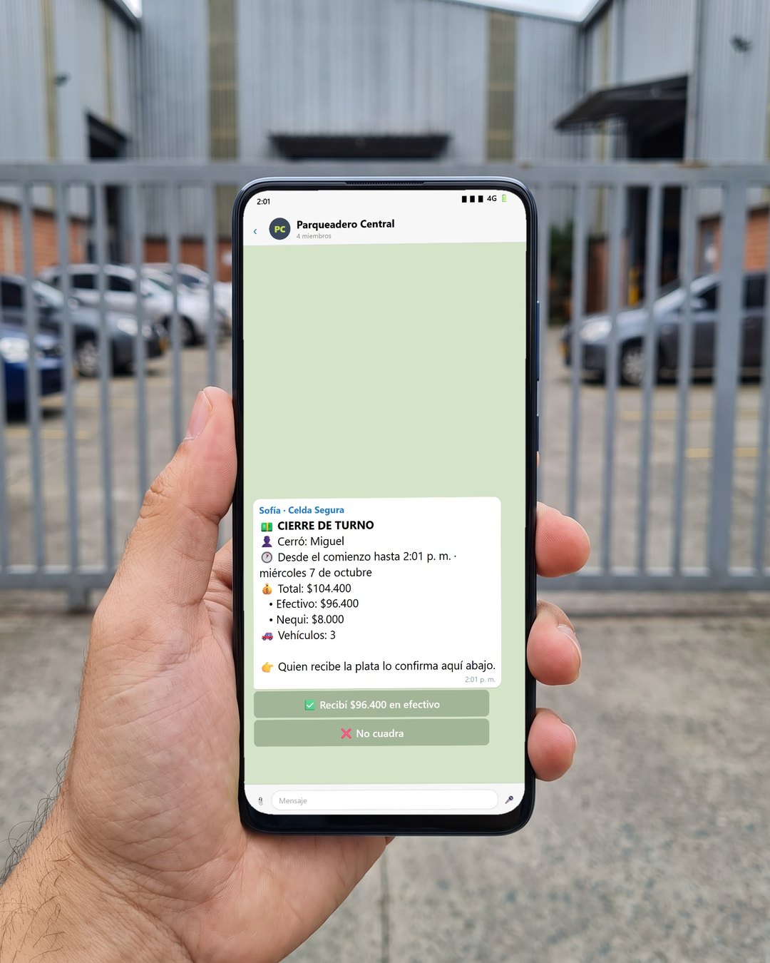 Celular en un parqueadero con el cierre de turno que Sofía manda al grupo de Telegram: total $104.400, efectivo $96.400, Nequi $8.000 y los botones «Recibí $96.400 en efectivo» y «No cuadra».