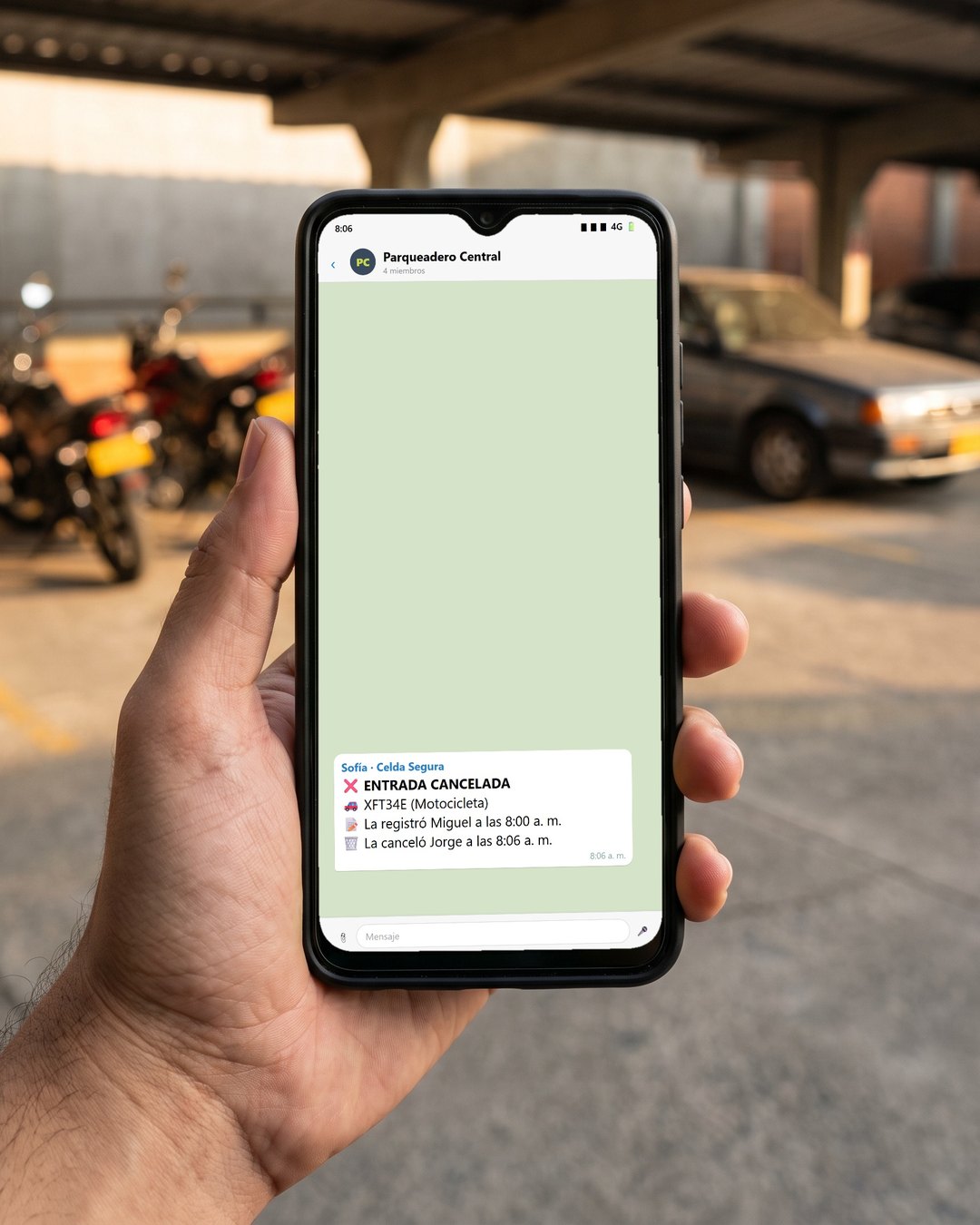Celular en un parqueadero con el aviso de Sofía en el grupo: entrada cancelada de la moto XFT34E, la registró Miguel a las 8:00 a. m. y la canceló Jorge a las 8:06 a. m.