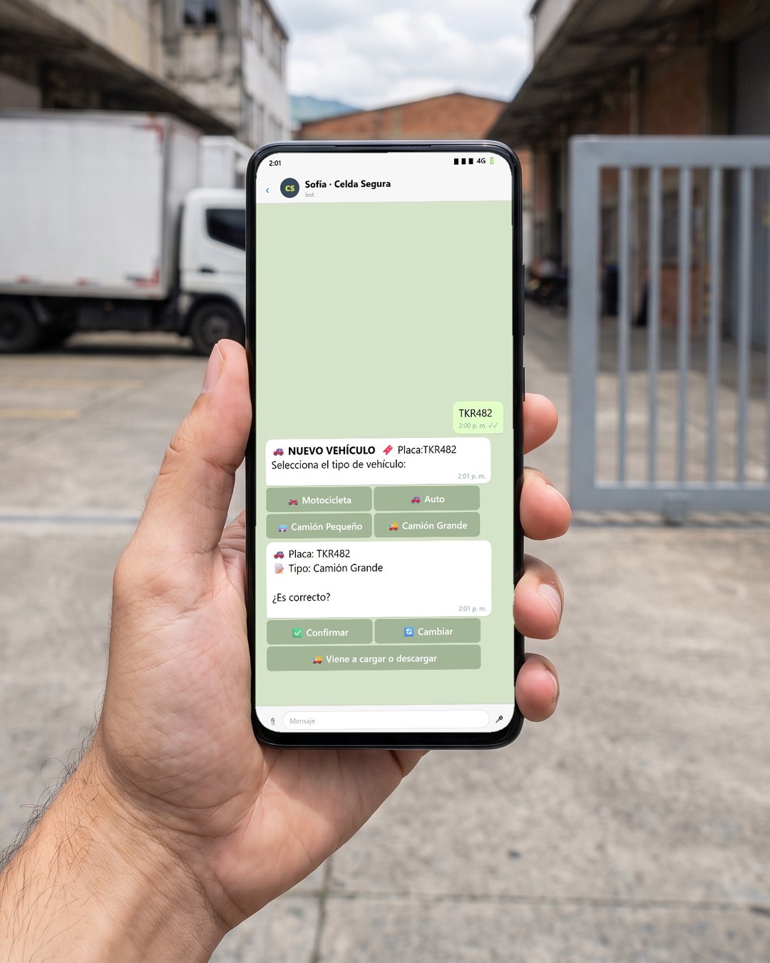 Celular en la entrada de un parqueadero: el empleado mandó la placa TKR482 y Sofía pregunta el tipo de vehículo; abajo, Confirmar, Cambiar y «Viene a cargar o descargar».