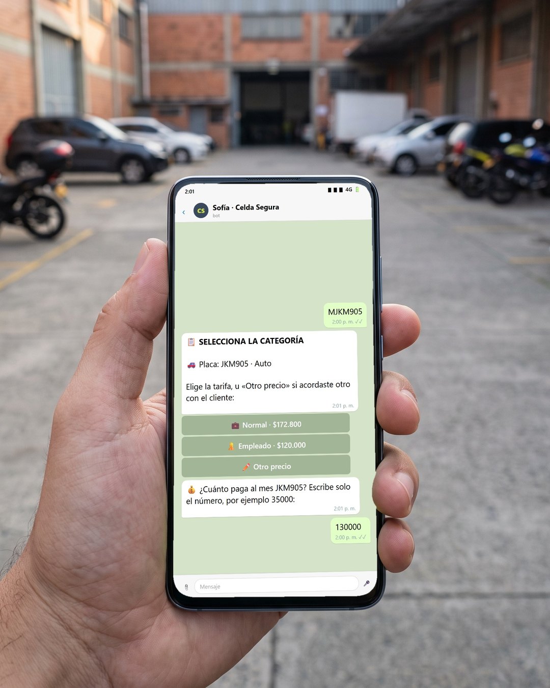 Celular en un parqueadero: al registrar la mensualidad de JKM905, Sofía muestra las tarifas Normal y Empleado y el botón «Otro precio»; el empleado escribe 130000.