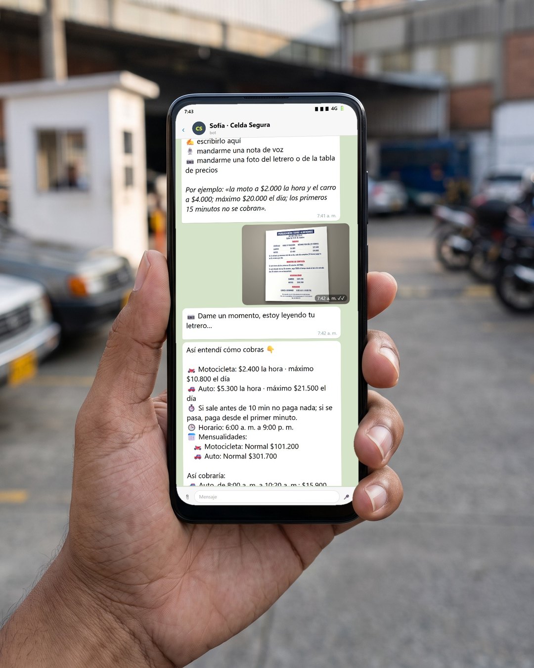 Celular en un parqueadero: el dueño le mandó a Sofía la foto del letrero de precios y ella responde «Así entendí cómo cobras» con la tarifa por hora, el máximo del día, los minutos de cortesía, el horario y las mensualidades.
