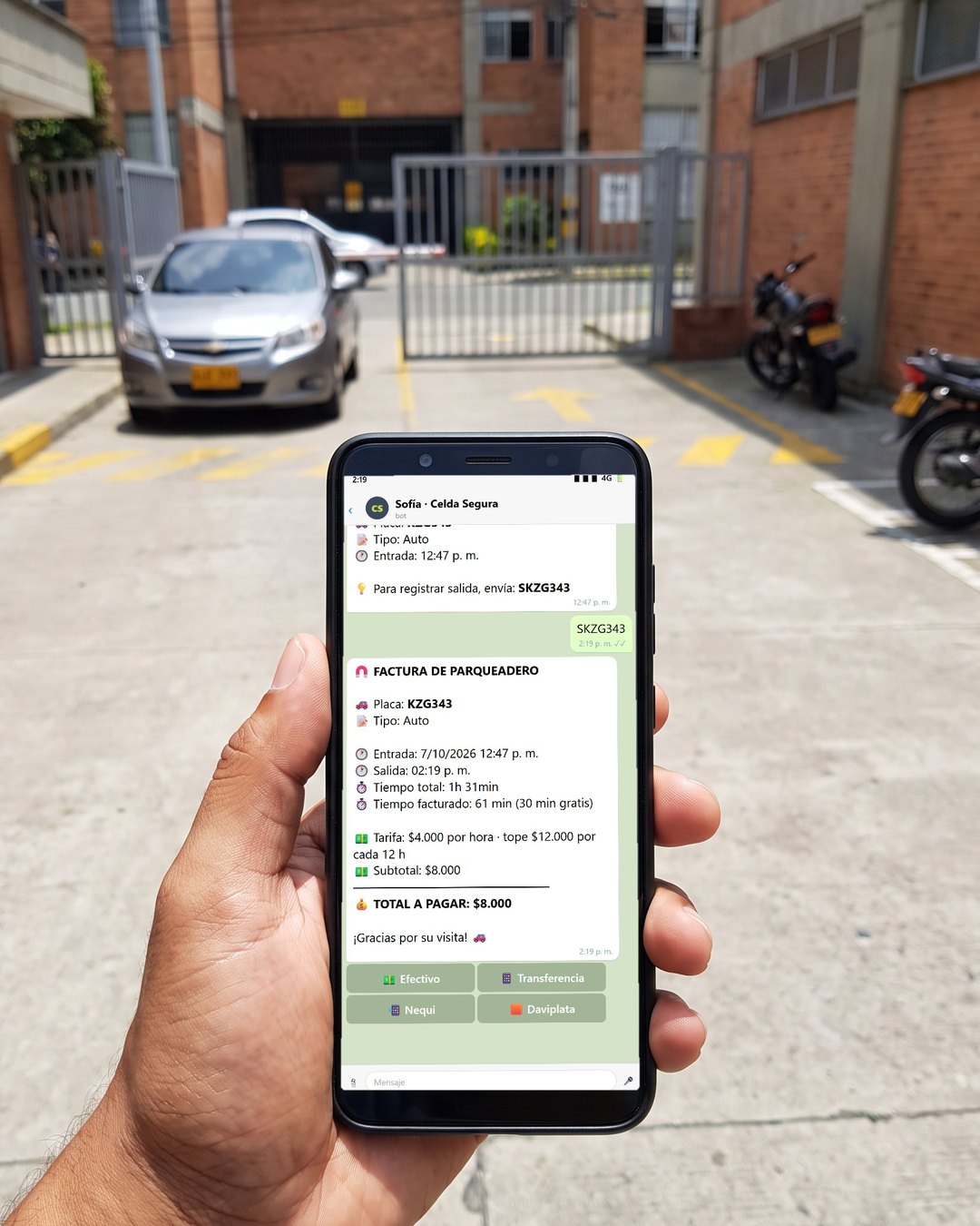 Celular en la salida de un parqueadero: el empleado mandó SKZG343 y Sofía responde con la factura, total a pagar $8.000, y los botones Efectivo, Transferencia, Nequi y Daviplata.